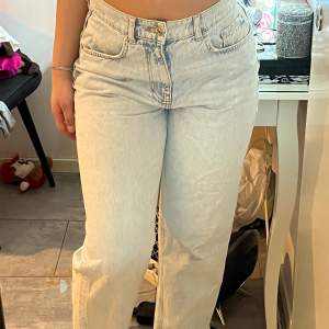 Dom perfekta mid waisted byxorna från Gina Tricot som är vädligt trendiga som passar perfekt för dig som vill ha lite lösare boyfriend jeans! 