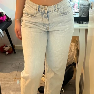 Mid waisted byxor från Gina Tricot  - Dom perfekta mid waisted byxorna från Gina Tricot som är vädligt trendiga som passar perfekt för dig som vill ha lite lösare boyfriend jeans! 