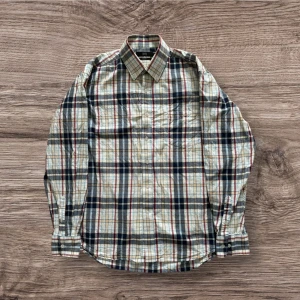 Vintage rutig flanellskjorta - En fin flanellskjorta från märket Joy i storlek L. Skulle säga att den passar mer som M.  För mått var god kontakta mig.  I fint skick. Inga fläckar eller slitage. Bra tålig textilkvalité.  100% bomull.
