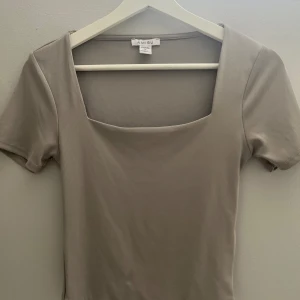 Grå topp - Helt oanvänd topp med fyrkantig urringning❤️ Storlek M men passar mer som S/Xs