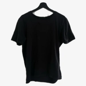 SVART BAS T-SHIRT  - Svart och stilren tshirt. Sitter oversized och lite boxigt. Perfekt basplagg i garderoben. Står S men sitter bra som M oxå. Har används ett fåtal gånger. Tveka inte att slänga iväg ett DM eller en kommentar om du har frågor eller för fler bilder. 