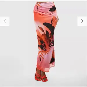 Säljer denna snygga somriga kjol från boohoo, då den aldrig kommer till användning. Kjolen är endast använd en gång och är i storlek 44. Kjolen är stretchig och sitter väldigt fint på🌸