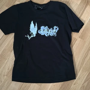 Vlone tröja - Säljer min vlone tröja då den kommer inte till någon användning, använd ett fåtal gånger, är i perfekt skick. Den är S-M(passar båda)