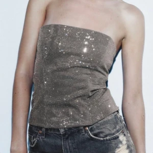 Glitter topp Zara - Säljer denna topp från Zara, köpt på Vinted. Jag säljer en storlek S, men har på mig en M på bilden. Perfekt till fest eller nu till sommaren! 💃🏼💃🏼