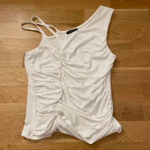 Topp  - Topp, aldrig använd prislappen kvar! Storlek M/L men den passar mig som är Xs/s