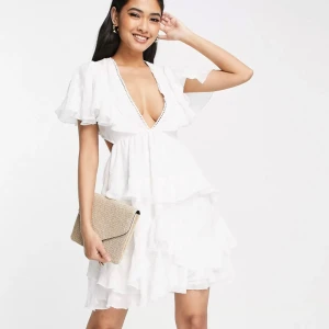 Studentklänning  - Jättefin klänning från asos! Endast provad, lappen kvar!