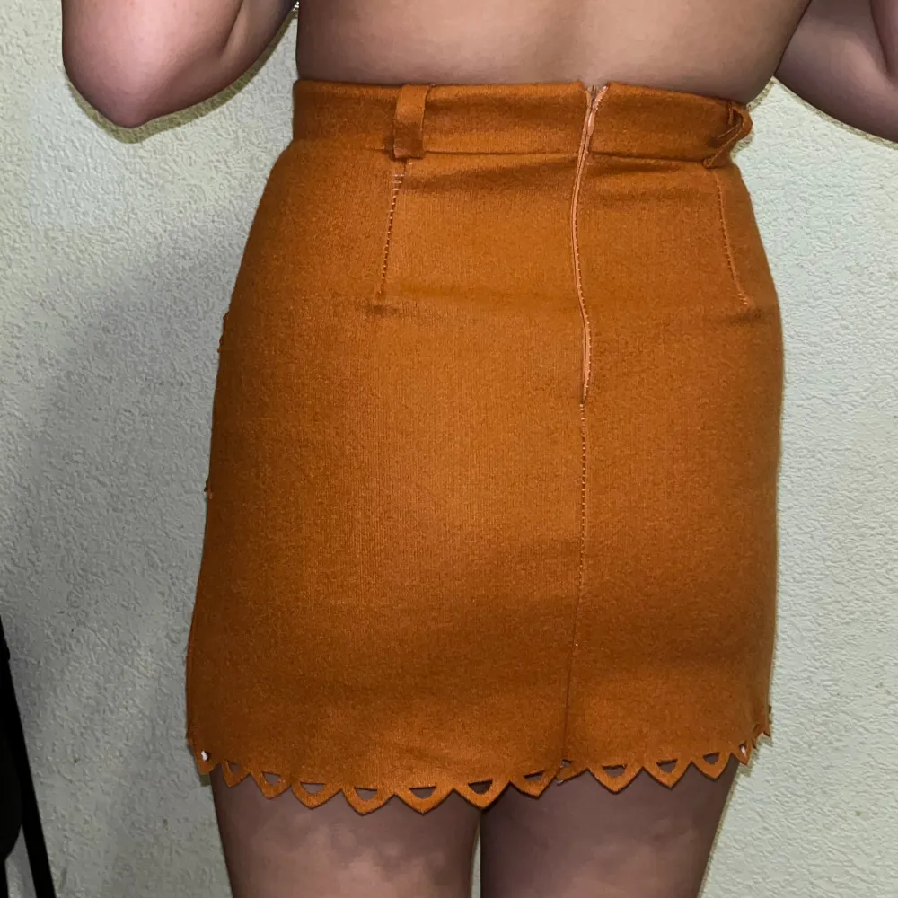 Denna vackra orangebruna kjol är helt ny och aldrig använd. Perfekt för att lysa upp din garderob! Storlek XS (för referens väger jag 50 kg).. Kjolar.