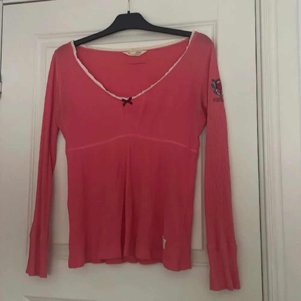 Säljer min älskade rosa odd molly tröja eftersom att jag inte har på den så ofta som jag borde. Jag fick den av min kompis, bilderna är inte mina eftersom att jag är så dålig på att ta bilder (skickar såklart om man skriver privat). . Tröjor & Koftor.