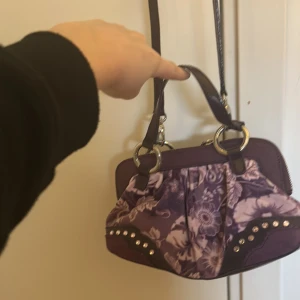 Söt väska 💓 - Liten söt väska som jag köpt för 200 i secondhandbutik. Den är i toppen skick, har justerbara band som går att av och byta plats, inga defekter alls och har några lila rhinestones på sidan längst ner. Kontakta för mer information.Pris kan diskuteras💓