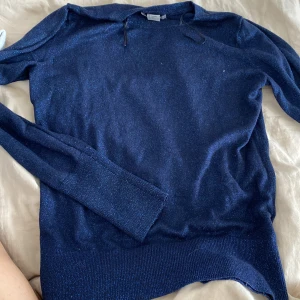 Glittrig topp - Mörkblå glittrig topp i storlek S från HM🤍