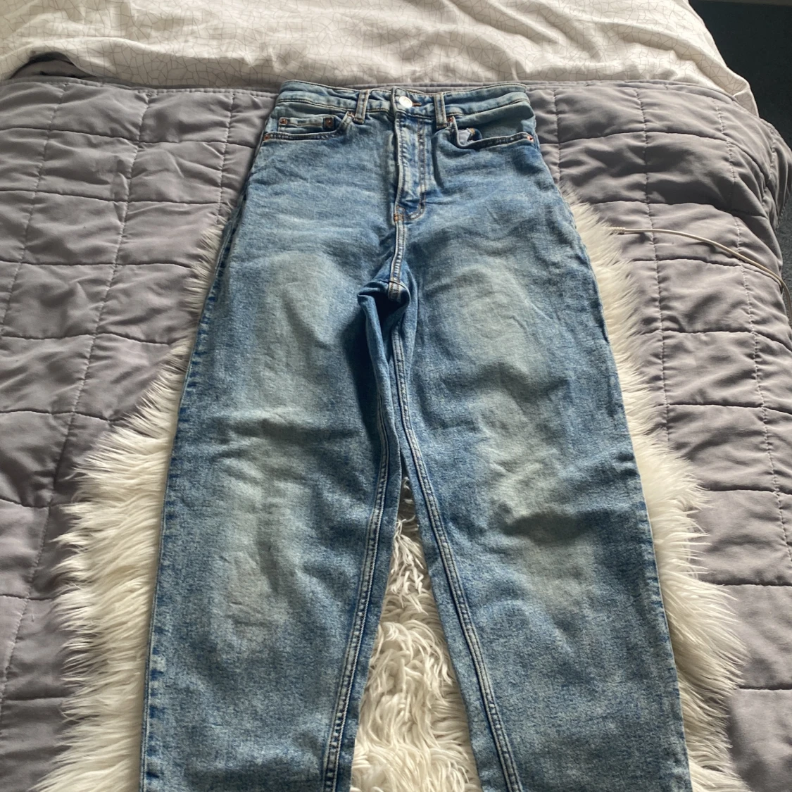 Högmidjadejeans