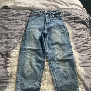 Högmidjadejeans - Högmidjade jeans de är i bra skick