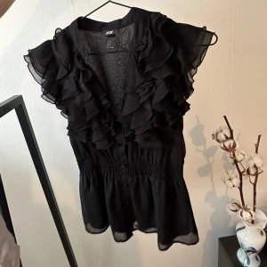 Svart topp - Svart volangtopp