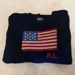 Ralph lauren flagg tröja i storlek xl men passar mindre som m eller l beroende på passformen