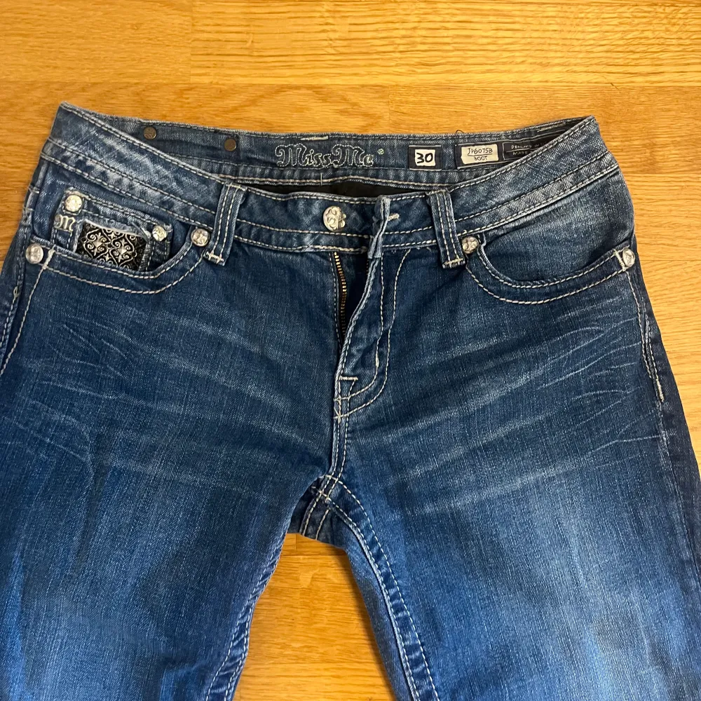 Säljer mina MissMe jeans som är lågmidjade och bootcut, de har aldrig kommit till användning då de var för stora för mig. De är köpta på Plick men i väldigt fint skick🙏🏻  Storlek 30 Innerbenslängd: 83cm Midjemått: 78cm Hör av dig vid frågor🥰. Jeans & Byxor.