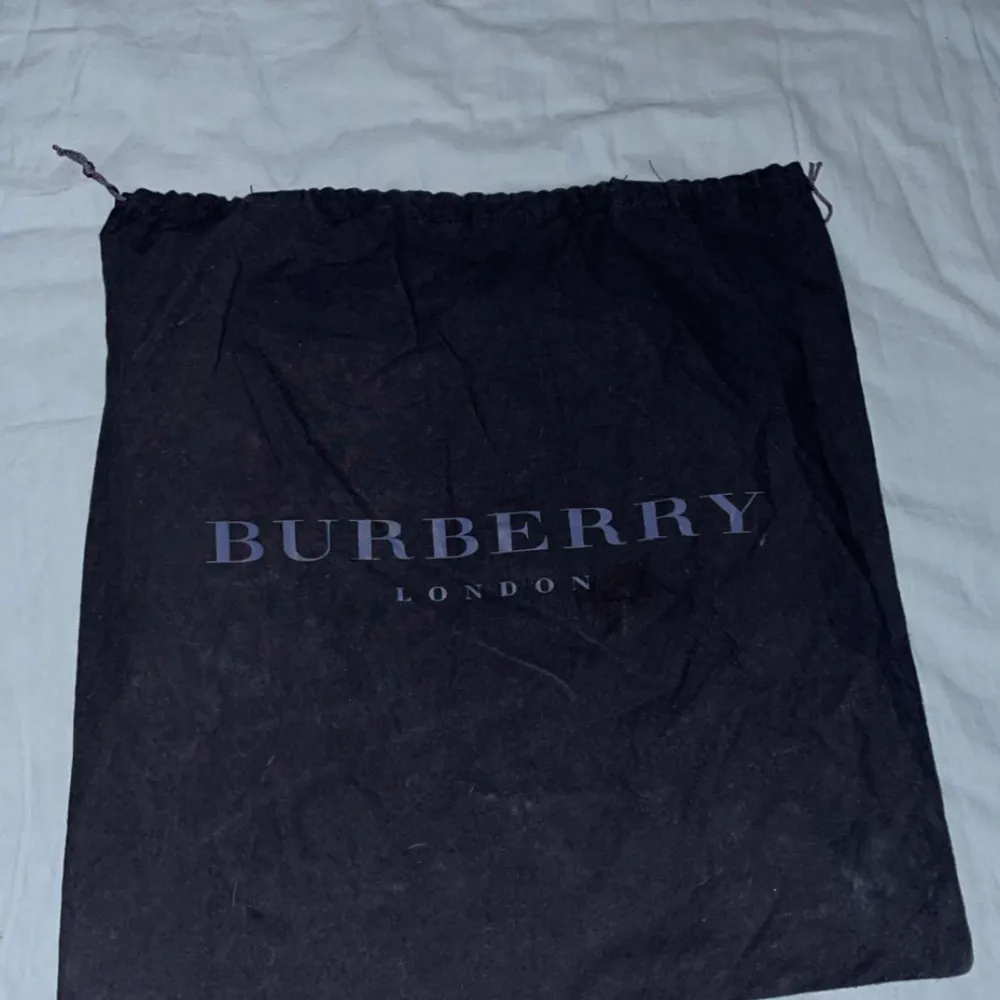 Burberry säljs för 1000kr för både påsen och halsduken. 850kr för halsduken, 250kr för påsen. Fast pris . Övrigt.
