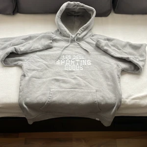 Les deux grå hoodie - Les deux grå hoodie bra skick säljer pga att jag växt ur den! Nypris 1400 säljer för 300