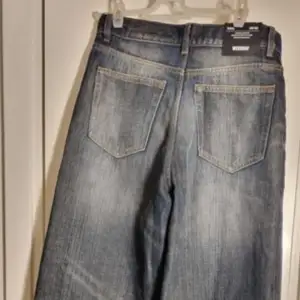 Helt nya jeans från Weekday, tags kvar. Modell: Rail Storlek: 26/32 Färg: Swamp blue (är slutsåld) Nypris: 590, kvitto finns  Se Weekdays hemsida för mer info: https://www.weekday.com/en_sek/search.html?q=Rail 