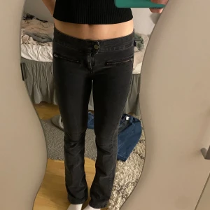 Jeans  - Bootcut jeans från bershka i strl S, passar mig som är ca 175cm lång🥰