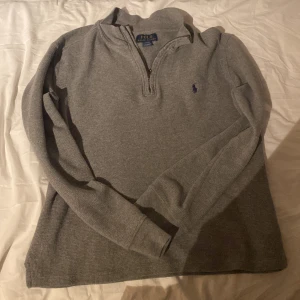 Ralph lauren zip  - Säljer nu min Ralph Lauren zip som var för liten. En fin grå färg och som är stickad i storlek xs. Har ett litet litet hål som man knappt ser på baksidan som man ser på bild 2. Inget annat är fel på den hör av er.