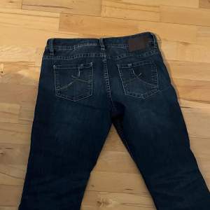 Säljer dessa jeans då jag har för många liknande, snygg mörkblå tvätt och med några detaljer på fickorna!❤️ 150 kr + frakt ❤️