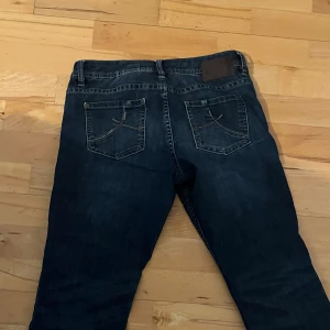 Jeans - Säljer dessa jeans då jag har för många liknande, snygg mörkblå tvätt och med några detaljer på fickorna!❤️ 150 kr + frakt ❤️