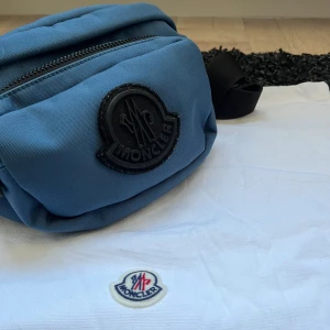 Moncler Durance Belt Bag - Väldigt fint skick. Köpt på moncler i Dubai, kvitto medföljer!  Nypris 7000