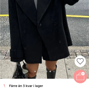 Slutsåld på Nelly!  - Storlek Xxs, men är som xs-s! Använd 2 ggr då jag Inge gillar kappor🩷 pris går att diskutera!