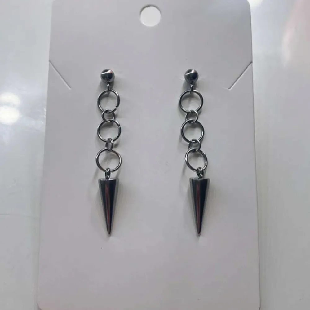 Säljer örhängen från märket zweeir jewellerys! De är handgjorda i rostfritt stål och såklart aldrig använda💕 Flera par finns på lager! Kontakta gärna via frågor💗 De heter ”loopeaks silver”.. Asusteet.