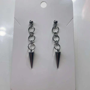 Loopeaks silver - Säljer örhängen från märket zweeir jewellerys! De är handgjorda i rostfritt stål och såklart aldrig använda💕 Flera par finns på lager! Kontakta gärna via frågor💗 De heter ”loopeaks silver”.