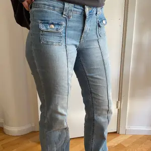 Supersnygga hm jeans med stretch, knappt använda, modellen på bilden är 170 cm så de är rätt så långa😊