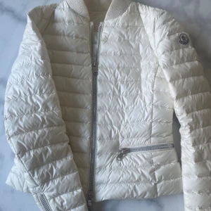Moncler jacka  - Säljer denna moncler jacka i storlek xs/s. På dragkedjorna har det börjat tapa lite färg men anars är den i bra skick!  Skriv om frågor