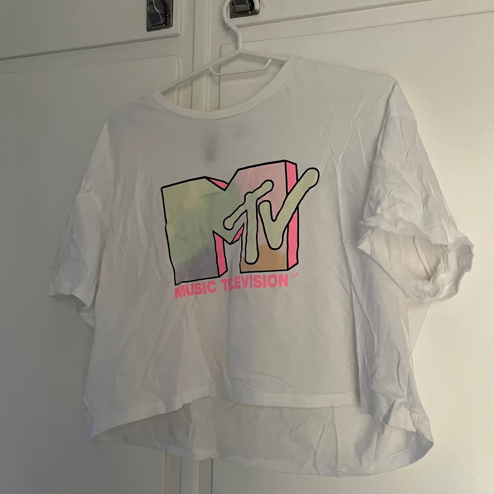 Säljer en MTV tröja köpt från H&M. Tröjan är i bra skick och knappast använd🤍. T-shirts.