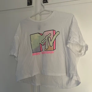 MTV- tröja - Säljer en MTV tröja köpt från H&M. Tröjan är i bra skick och knappast använd🤍
