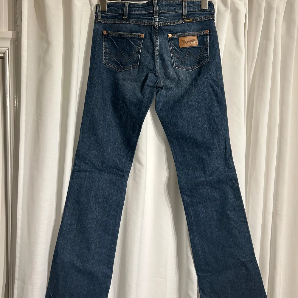 Säljer dessa snygga Wrangler jeans storlek 29/34  Innerbenslängden 81 Total längd 102 Midjemått 38 . Jeans & Byxor.