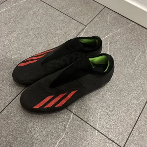 Fotbollsskor  -  adidas X Speedportal .3 Laceless FG Nightstrike. De är i bra skick och storlek 44 1/2. Pris kan diskuteras 