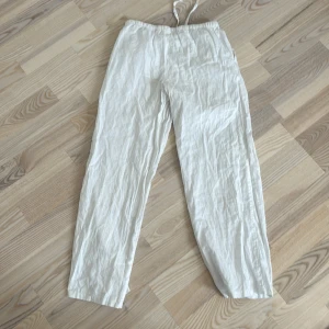 Linnebyxor  -  Linnebyxor från Gina Tricot. Storlek är 146/152 Jättefina men tyvärr lite för små för mig 