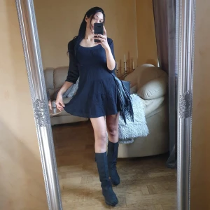 Klänning - Jätte skön och luftig, men används tyvärr inte längre, Står 34 men känns som 36.  💯 Bommull 💯  • Jag är 173cm (xs) • Alltid nytvättat innan utskick 🖤