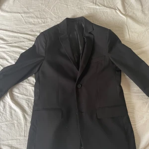 Kostym  - Säljer en jättefin kavaj med tillhörande byxor då den har blivit för liten. Den är endast använd 2 gånger. Kavajen har storleken 164 och byxorna har storleken 170. Hör av er vid minsta fundering, pris kan diskuteras vid en snabb affär 