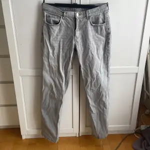 Så snygga lågmidjade jeans från gina tricot! Liten skavank längst ner på ena benet men tror det är lätt att fixa💘