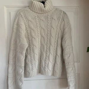 Vit stickad polo - I mycket bra skick, endast använd fåtal gånger. Perfekt kyligare vårdagar / sommarkvällar :). Skriv gärna vid ev. frågor 💕