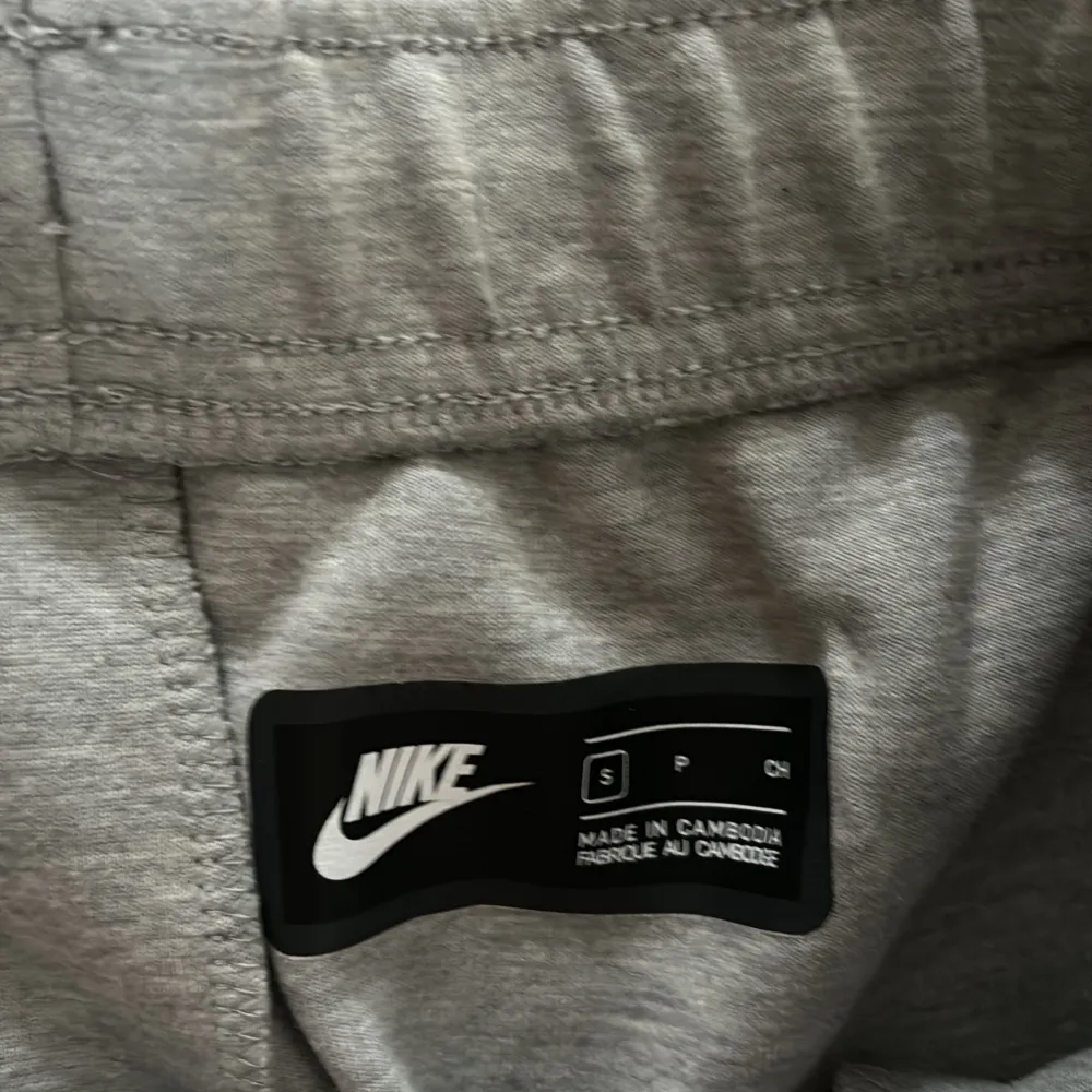 Nike tech fleece byxor som jag fick i födelsedags present och väljer att sälja  pga att jag inte fick någon användning av de. Nypris ca 1200kr, för ytligare frågor och funderingar kan ni gärna kontakta säljaren!. Jeans & Byxor.