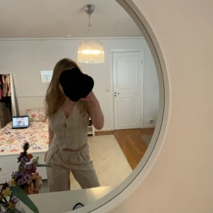 Beige kostymbyxa och vest set  - Beige kostymbyxa och vest från hm, väldigt bra skick, aldrig använd och perfekt för våren💕prisat kan diskuteras 💕