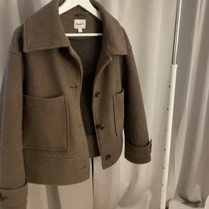 Kort kappa - Fin höst/vår kappa som jag köpte förra året från Kappahl i en brun färg som inte finns kvar. Mycket bra skick förutom lite nopprig som är svårt att undvika 