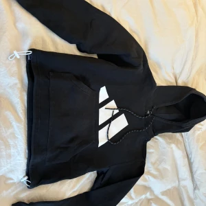 Hoodie - Säljer denna adidas hoodie. Jag har inte använt den mycket och finns inga tydliga tecken på användning. Jag använder den inte längre för den blrjar bli lite liten och därför jag säljer den🫶🏻