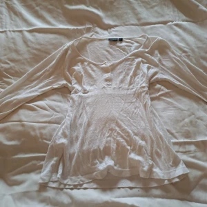 Sommartröja - Supersöt sommartröja perfekt till jeans eller en kjol  Bara använd ett fåtal gånger Går att knyta i ryggen 😊