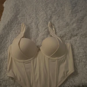 Korsett topp - Helt ny korsett topp från nakd i storlek 75c