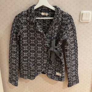 Odd Molly kofta - Superfin Odd Molly kofta i superfint skick. Mörkblå/svart och vit. Storlek 2 (M). 