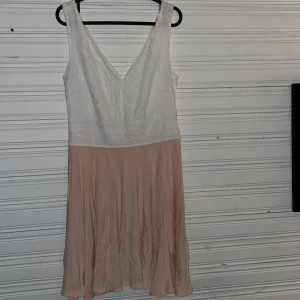 Klänning - Supersöt klänning som tyvärr inte passar längre. Skriv om du har någon fråga eller vill ha fler bilder☺️💕