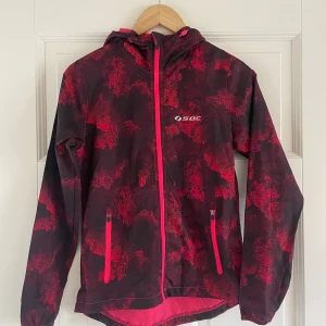 Tränings jacka - Tränings jacka från Soc, vindtät och perfekt när man ska springa. Storlek 34